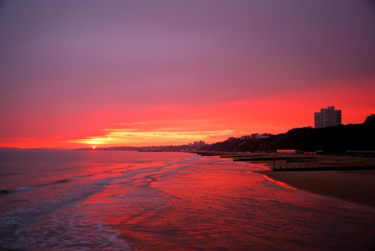 Bournemouth Beachfront Retreat 3 Bedroom 3 Bathroom Seaside B&B With Free Parking Dış mekan fotoğraf