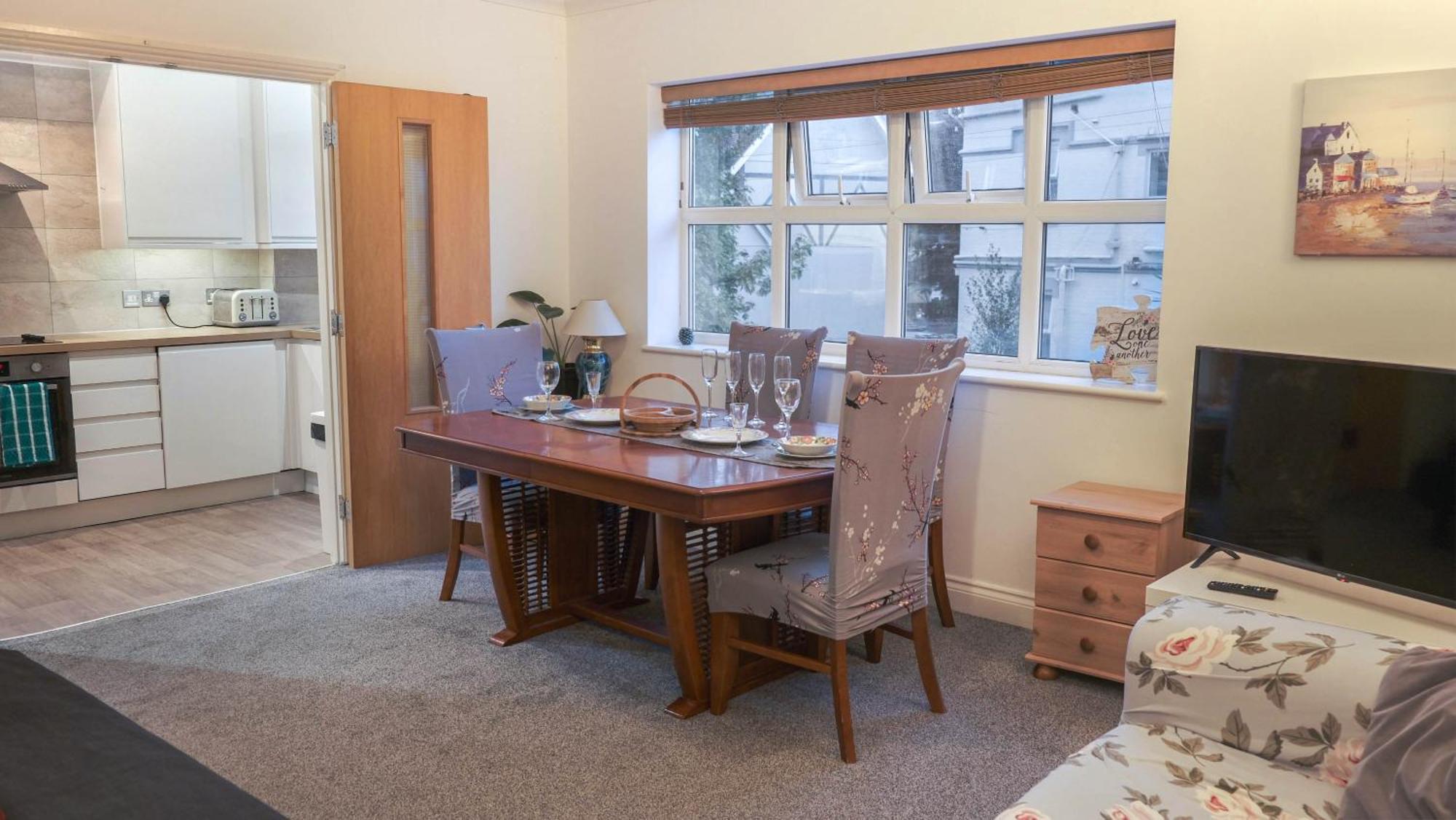 Bournemouth Beachfront Retreat 3 Bedroom 3 Bathroom Seaside B&B With Free Parking Dış mekan fotoğraf